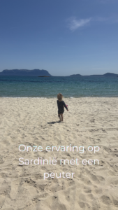 sardinie-met-peuter-strand.png